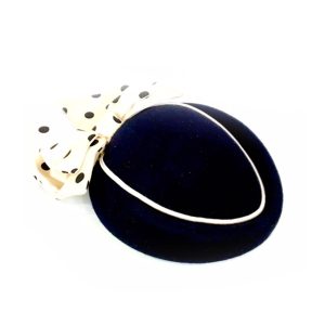 bibi en feutre noir, noeud à poids en satin ivoire