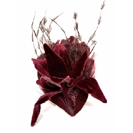 pince en plumes de coq rouges, plumes d’autruches et fleur