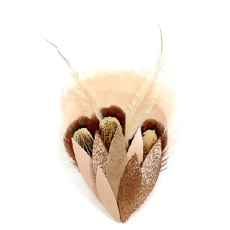 pince en plumes d’oie beiges, plumes de chasse et cuir