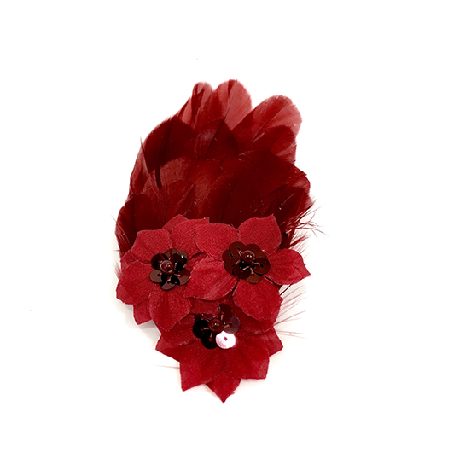 pince en plumes de coq rouges, fleurs et perles de verres