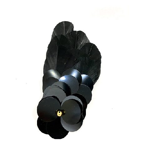 pince en plumes de coq noires, sequins et perles de verre