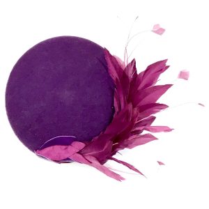 bibi en feutre violet, branche de plumes taillées violettes et cuir.