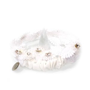 turban dentelle blanche, paillettes, strass et perles