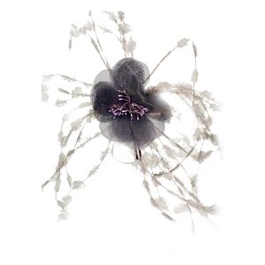 pic à cheveux fleurs grises, plumes d&rsquo;autruches brulées