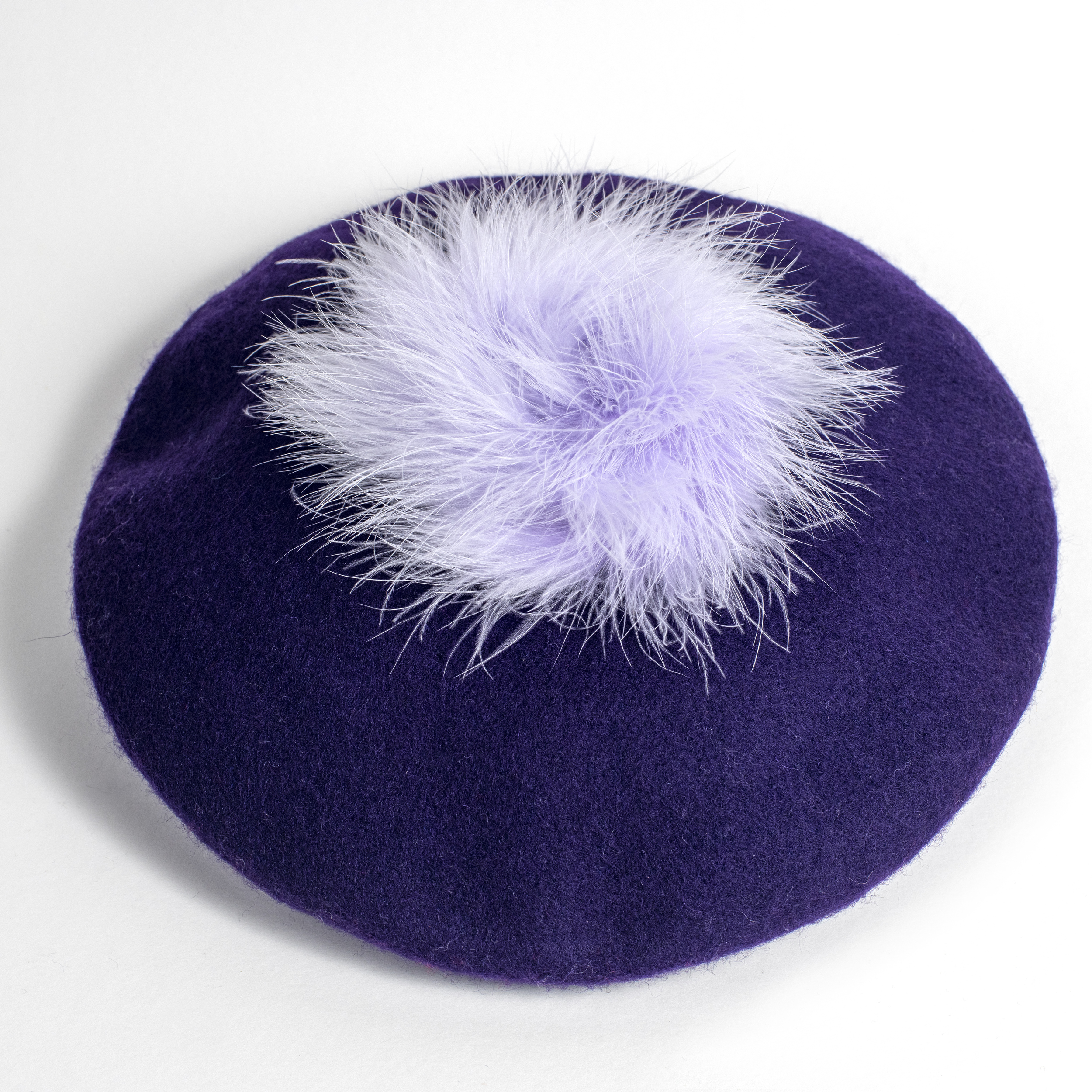 beret victoire violet et plumes d’oie