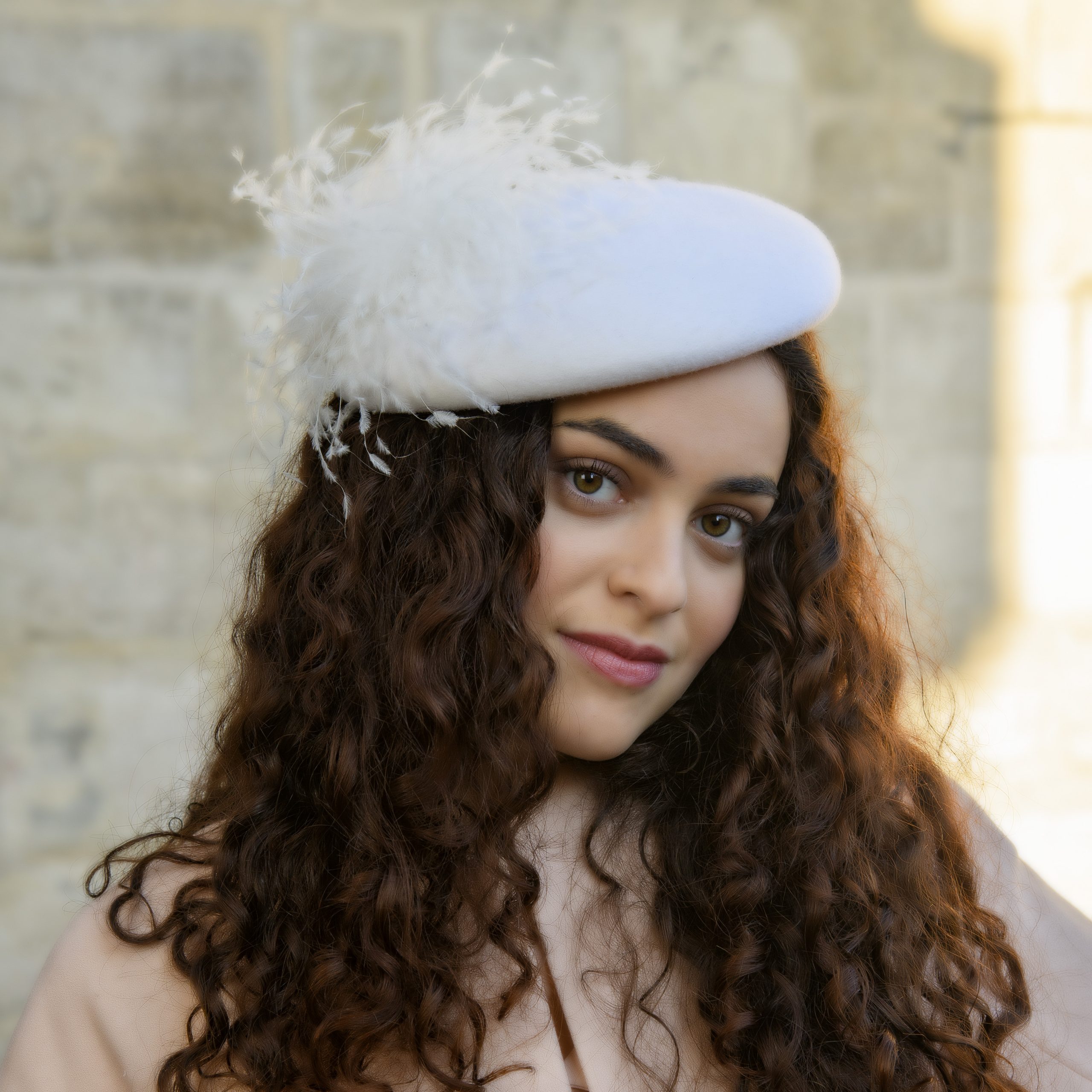 bibi emy feutre blanc et plumes d’autruche