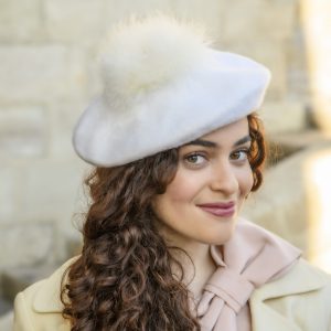 beret agatha blanc en laine et plumes