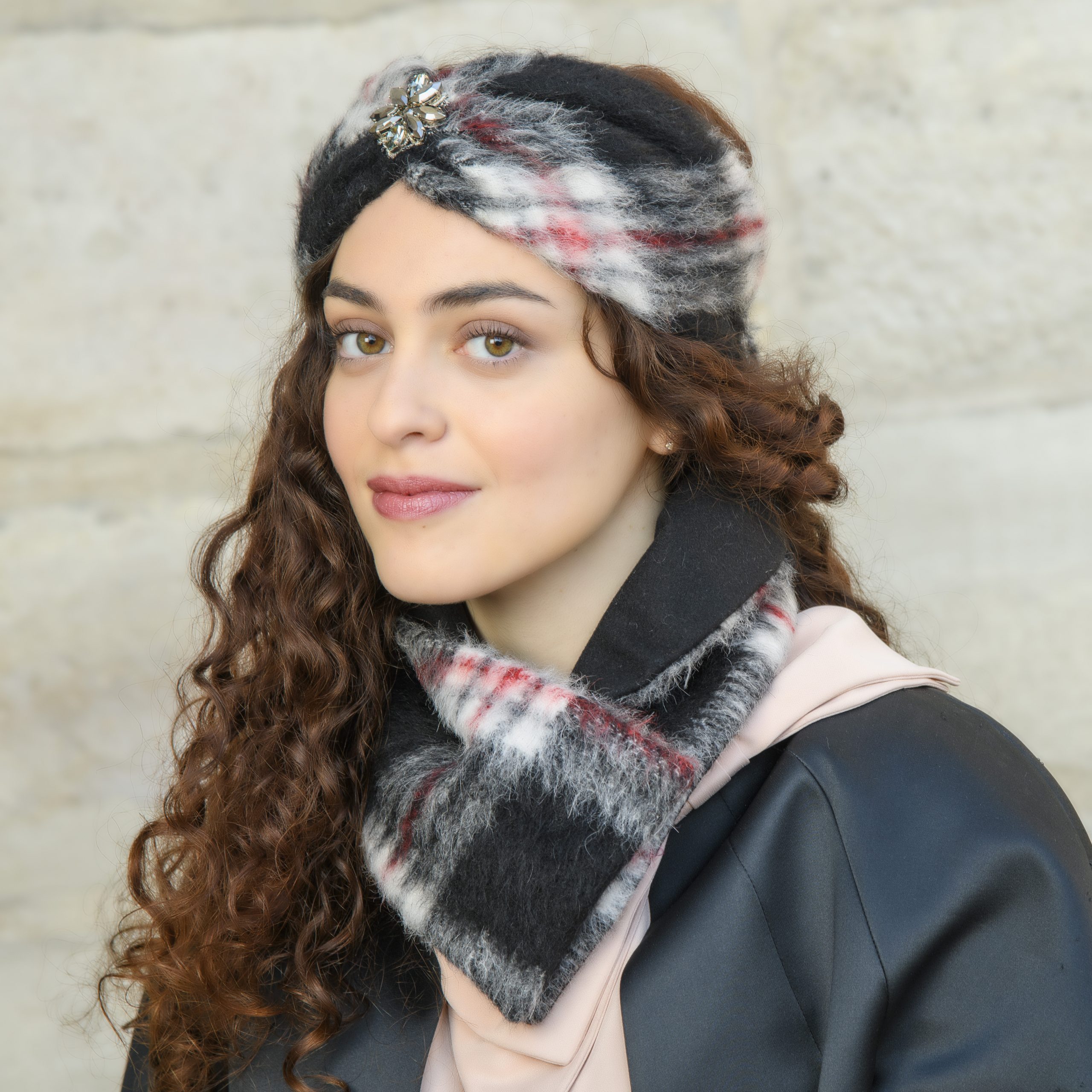 echarpe col Iris en mohair à carreaux noir et gris – Image 2