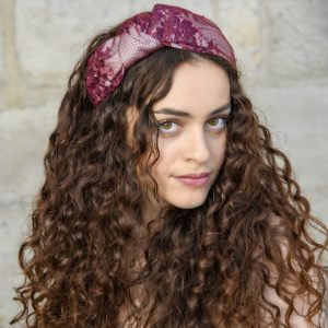 serre-tête davina en satin gris et dentelle bordeaux et noeud