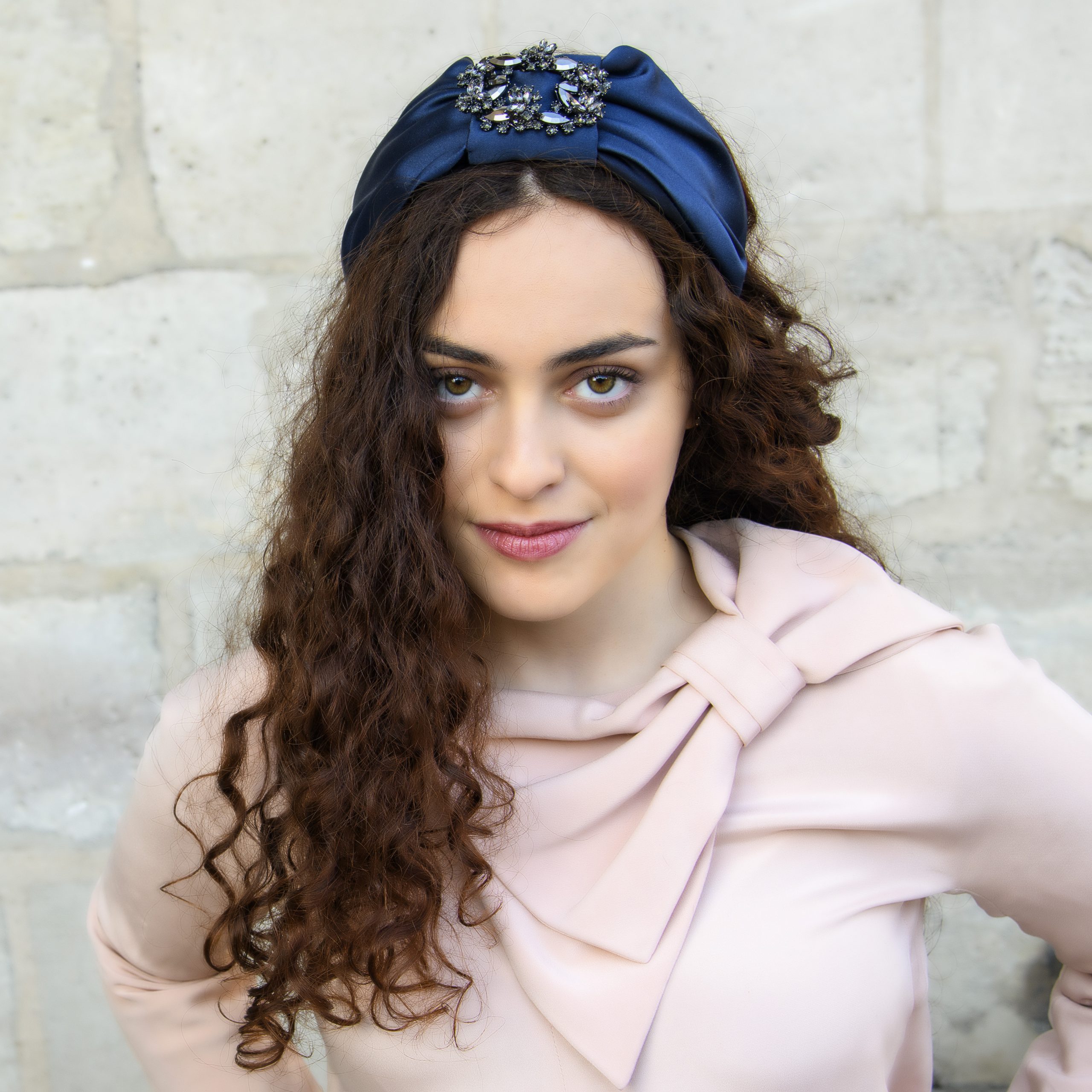 serre-tête emma en satin bleu foncé et strass