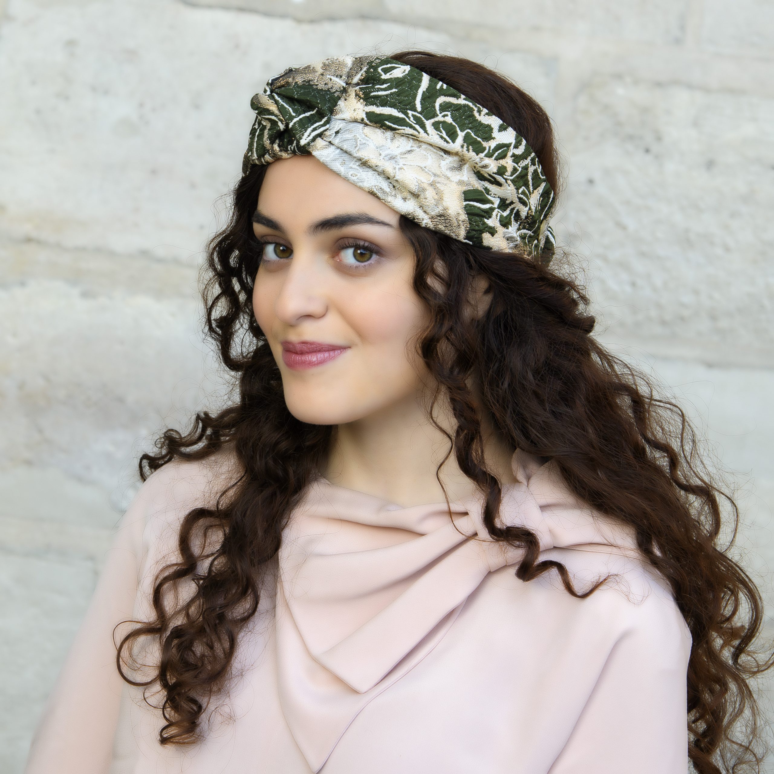 turban noeud en tissu broché coloris kaki et or