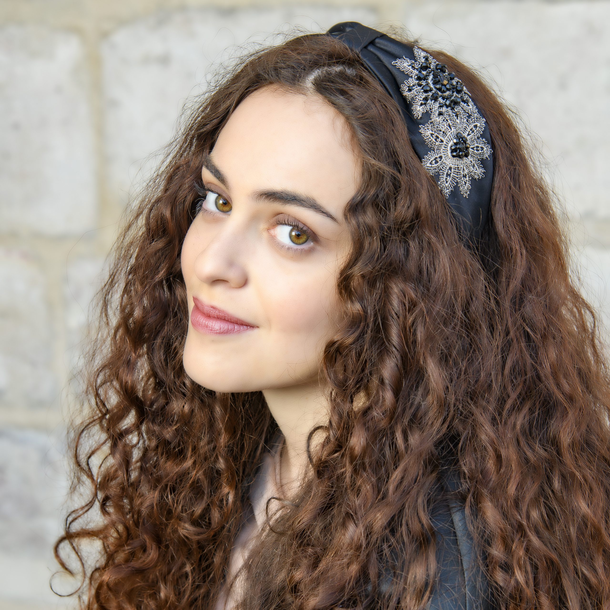 serre-tête eve en satin noir et broderies – Image 2