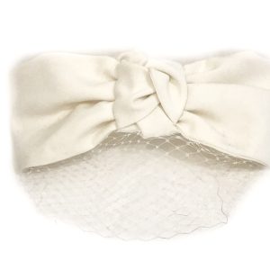 turban en satin blanc, voilette à mouche blanc.