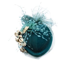 chapeau en feutre monté sur peigne et élastique