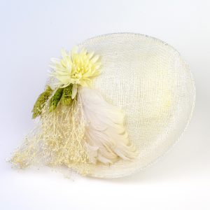 bibi en sisal creme fleurs et plumes