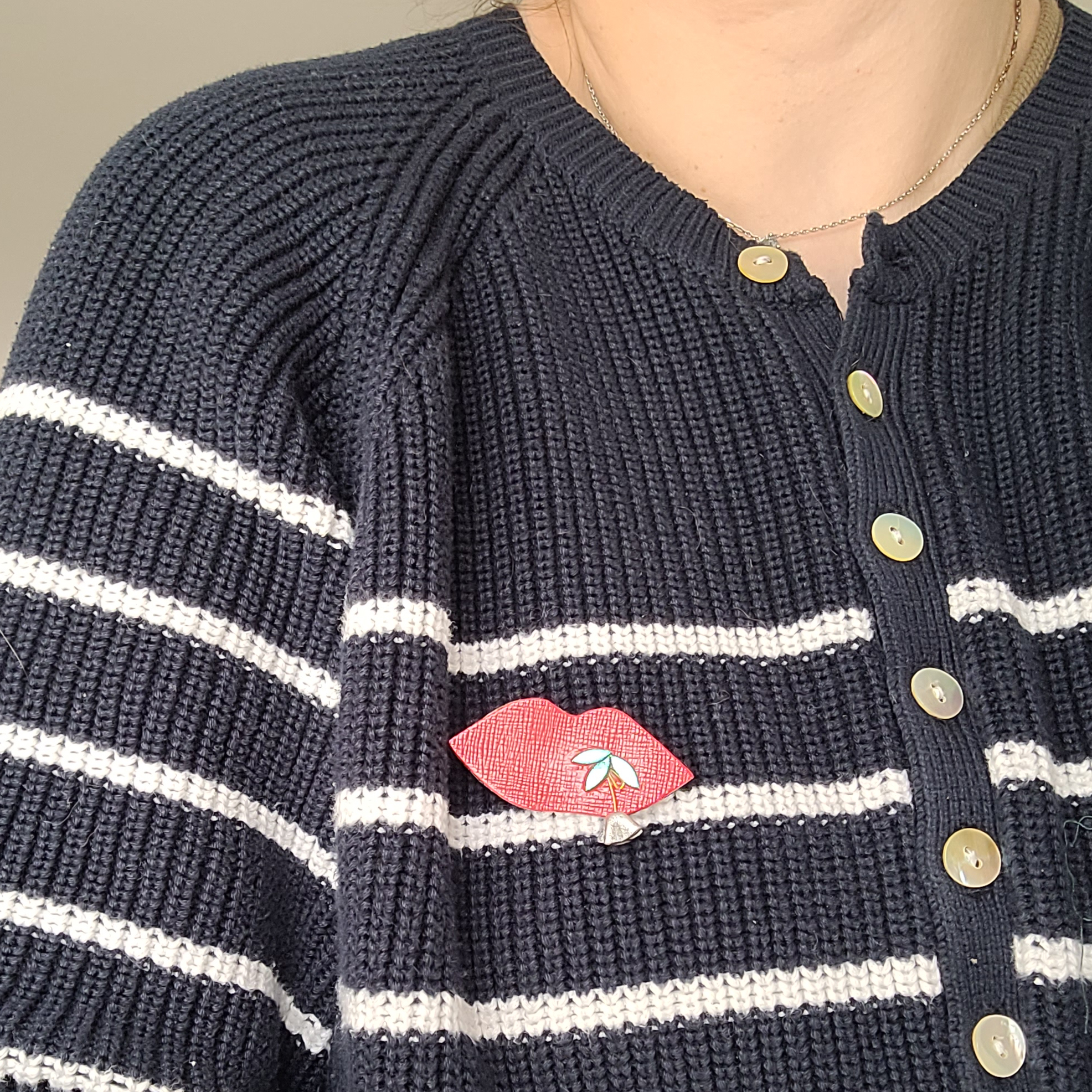 Broche bouche en fleur en cuir rouge – Image 4