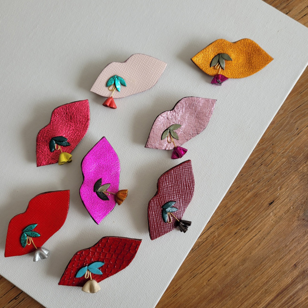 Broche bouche en fleur en cuir rouge – Image 3