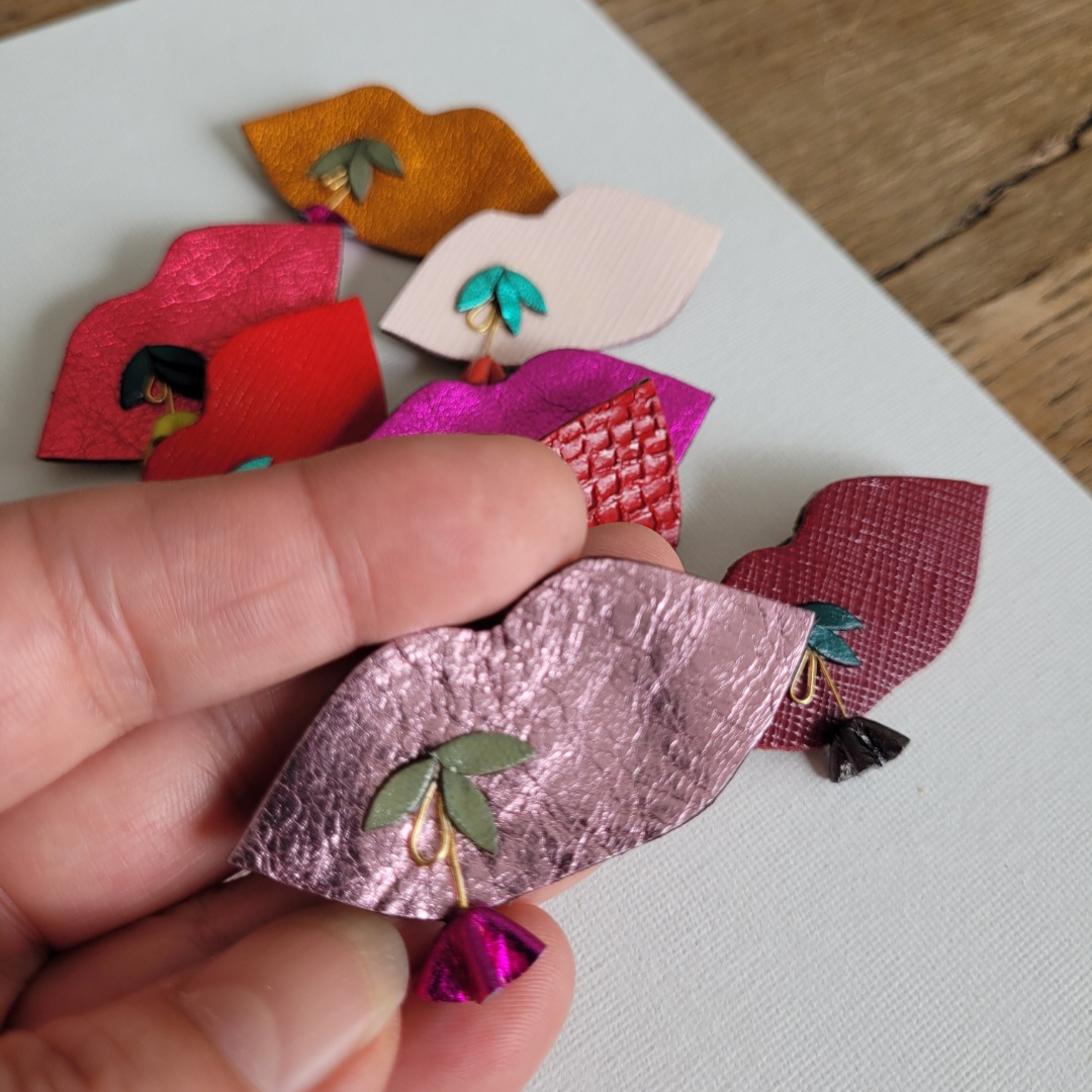 Broche bouche en fleur en cuir orange – Image 3