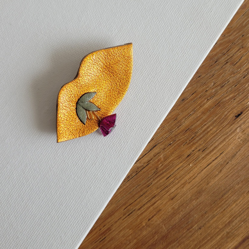 Broche bouche en fleur en cuir orange