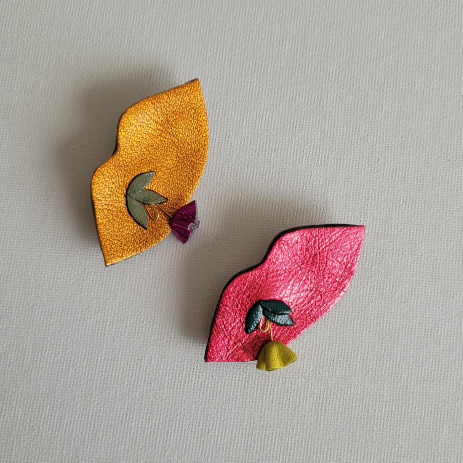 Broche bouche en fleur en cuir orange – Image 2