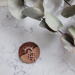 Broche ronde solaire en cuir recyclé marron et camel