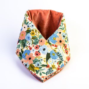 Echarpe col en tissu fleuri et velours rose